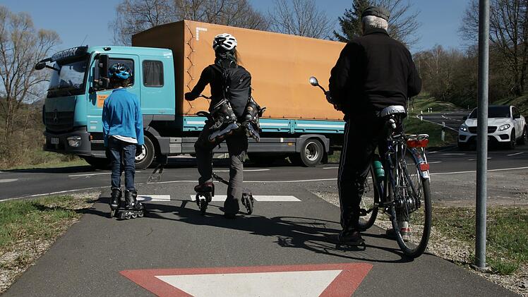 Minutenlang warten Nutzer des Bahnradwegs mitunter auf einen sicheren Übergang über die B286 bei Römershag.   Das Staatliche Bauamt Schweinfurt will die Gefahrenstelle dort bei der bald startenden Sanierung der Bundesstraße entschärfen. Foto: Steffen Standke