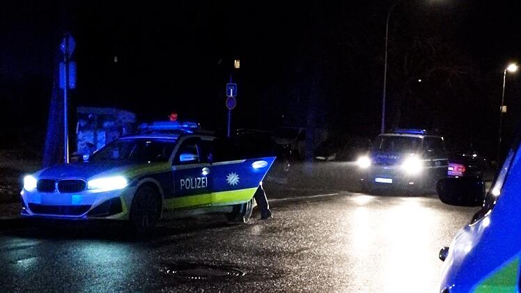 Würzburg: Autofahrer flüchtet vor Polizei und hinterlässt Verletzte - Zeugenaufruf