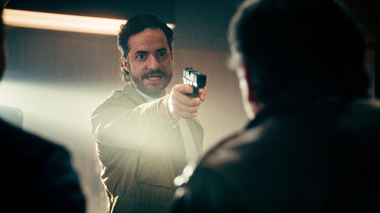 Ein fremder namens Finnbogson (Fridolin Sandmeyer) will den vermissten Koffer dringend wiederhaben. Ein Zeichen f&uuml;r den hohen Wert des Inhaltes?