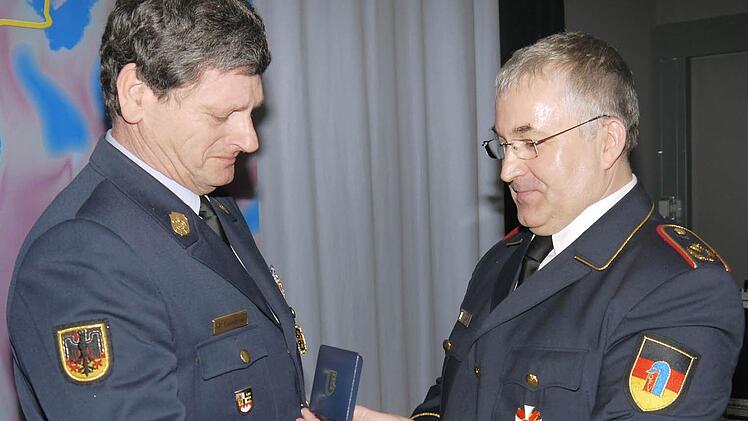 Hermann Schreck (rechts) zeichnet Bruno Baumgärtner aus.