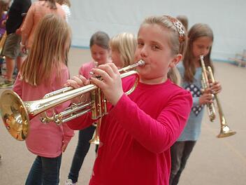 Nathalie Hornbogen (neun Jahre) probiert die Trompete aus. Foto: Sophie Arnold