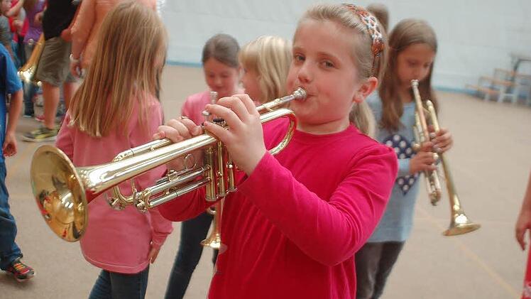 Nathalie Hornbogen (neun Jahre) probiert die Trompete aus. Foto: Sophie Arnold