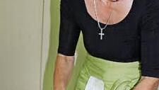 Elfriede Zettelmeier schnippelt.