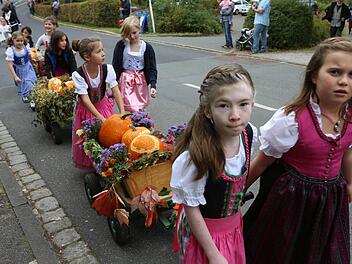 Schon die kleinen Muggendorfer sind mit ihren Kürbiswägelchen beim Umzug dabei. Fotos: Barbara Herbst