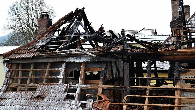 Der Dachstuhl des ausgebrannten Hauses in Altenkunstadt Foto: Dieter Radziej