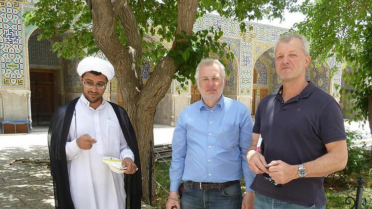 Wolfgang Fläschner (von rechts) und Henning Willig im Gespräch mit einem Einheimischen. Fotos: privat