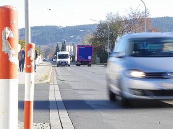 Breit, schnurgerade, nachts kaum Fußgänger und wenig befahren: Verlockt die Industriestraße nur einzelne Raser zum Tritt aufs Gaspedal, oder wird sie gar als Rennstrecke missbraucht? Foto: Marco Meißner