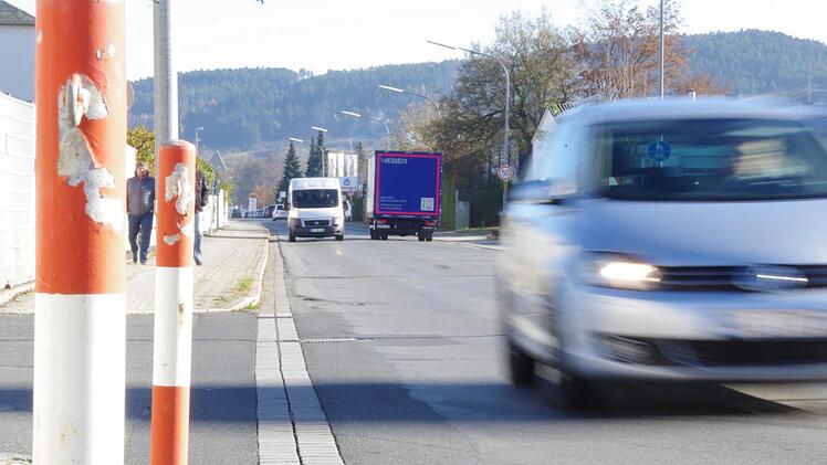 Breit, schnurgerade, nachts kaum Fußgänger und wenig befahren: Verlockt die Industriestraße nur einzelne Raser zum Tritt aufs Gaspedal, oder wird sie gar als Rennstrecke missbraucht? Foto: Marco Meißner