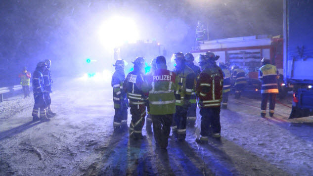 Lkw prallt auf A9 in Unfallstelle