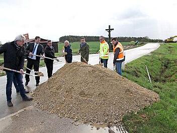 Landrat Hermann Ulm und Bürgermeister Torsten Gunselmann tätigten gemeinsam mit der bauausführenden Firma "Rädlinger Straßen- und Tiefbau GmbH" den Spatenstich.  Foto: Mathias Erlwein