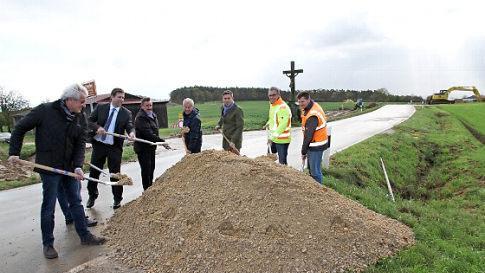 Landrat Hermann Ulm und Bürgermeister Torsten Gunselmann tätigten gemeinsam mit der bauausführenden Firma "Rädlinger Straßen- und Tiefbau GmbH" den Spatenstich.  Foto: Mathias Erlwein