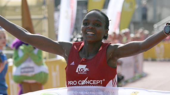 Brendah Kebeya von der LG Bamberg hatte im September erst den Marathon in Kassel gewonnen, vor vier Wochen außerdem den Marathon in Hannover in neuer persönlicher Bestzeit von 2:34 Stunden. Am Sonntag startet sie erneut beim  Weltkulturerbelauf im Halbmarathon - und hofft nach 2017 auf die Titelverteidigung. Vielleicht wieder mit neuer Bestzeit.  Michael Bald/Archiv