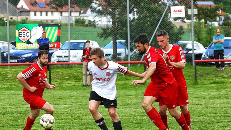 Der eingewechselte Nico Drack (helles Trikot) erzielte den 3:0-Endstand f&uuml;r den BSC.  Foto: Monika Limmer