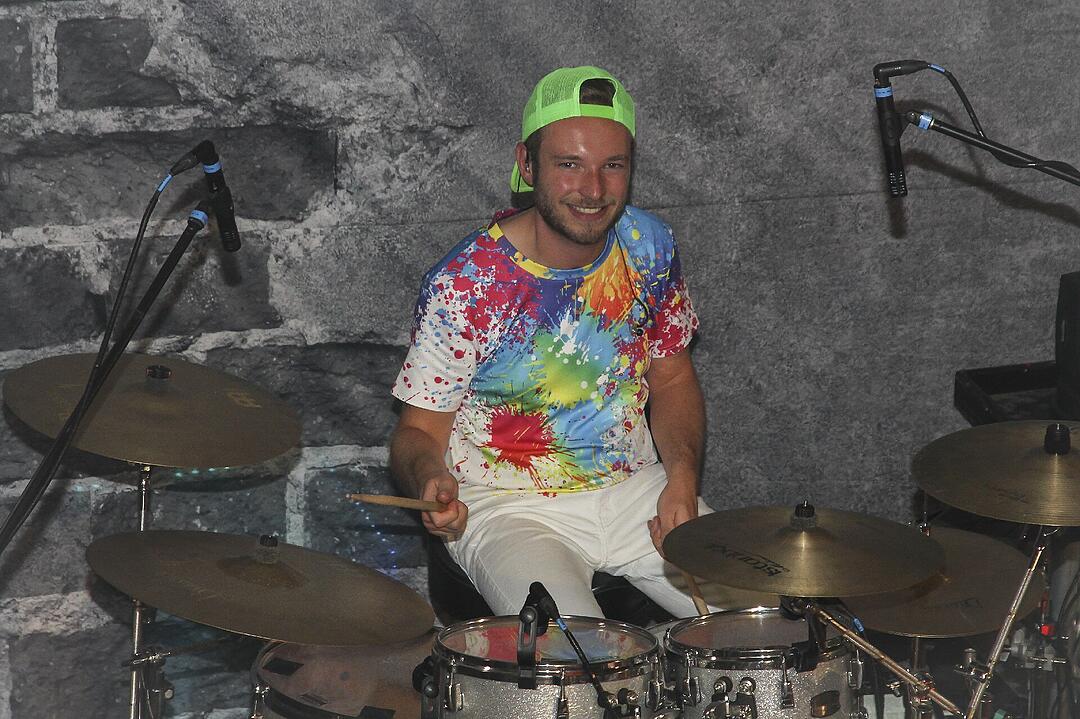 Die Partyband "Power" heizte ordentlich ein.