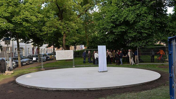 Die Bodenplatte f&uuml;r das "Zelt der Religionen" ist am Markusplatz deutlich zu sehen. Bald wird das Zelt aufgebaut.  Fotos: Hubertus Lieberth