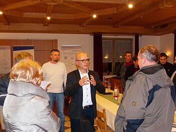 Gefragter Gesprächspartner: Geschäftsführer Gunter Häckner von der GUT. Das von ihm vorgestellte Bürgerprojekt "PV-Anlage leicht gemacht" stieß auf großes Interesse. Foto: Manfred Wagner