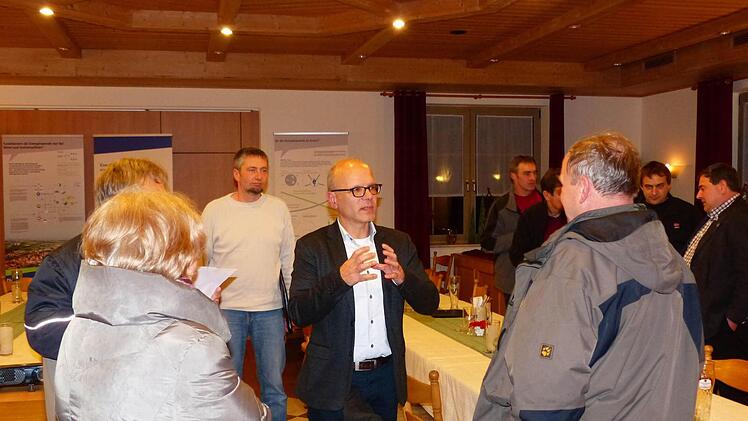 Gefragter Gesprächspartner: Geschäftsführer Gunter Häckner von der GUT. Das von ihm vorgestellte Bürgerprojekt "PV-Anlage leicht gemacht" stieß auf großes Interesse. Foto: Manfred Wagner