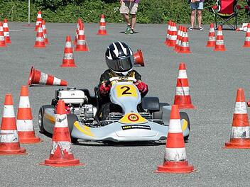 Die eng gestellte Pylonengasse erfordert Konzentration und Geschicklichkeit der Kartpiloten. Foto: Klaus Oelzner