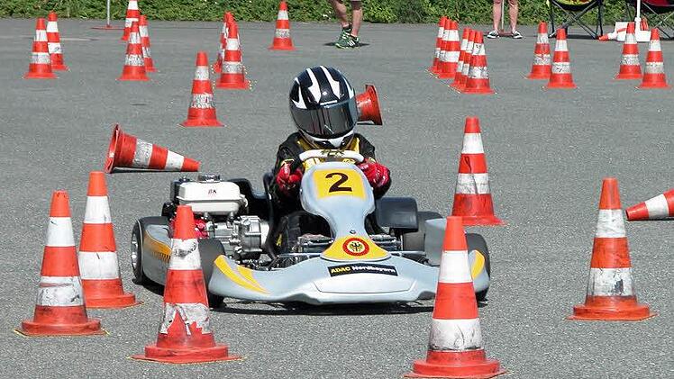 Die eng gestellte Pylonengasse erfordert Konzentration und Geschicklichkeit der Kartpiloten. Foto: Klaus Oelzner