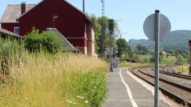 Die fußläufige Verbindung vom Bahnhof (im Hintergrund) zur Seer Straße - und damit zum geplanten Gleis 2 - wird gekappt. Foto: Matthias Beetz