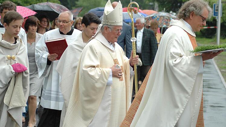 Ein großes Ereignis für Oberwildflecken war die Segnung von Kapelle und Dorfplatz. Foto: Sebastian Schmitt-Mathea