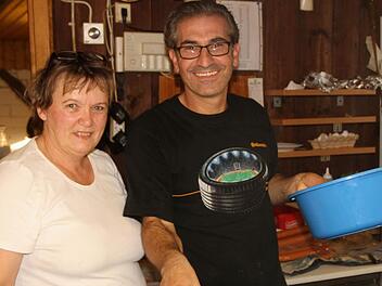 Köchin Luitgard Kaufhold (links) freut sich schon auf die Arbeit mit ihrem 45-jährigen Lehrling Khaled Harb, der von der ersten Stunde an mit Begeisterung dabei war.