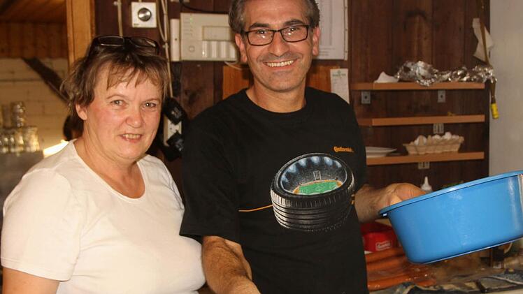 Köchin Luitgard Kaufhold (links) freut sich schon auf die Arbeit mit ihrem 45-jährigen Lehrling Khaled Harb, der von der ersten Stunde an mit Begeisterung dabei war.