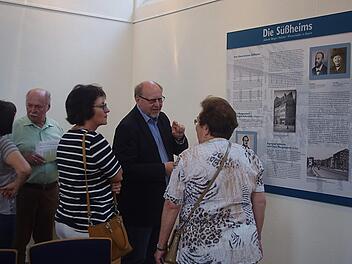 Die Vernissage der Ausstellung "Die S&uuml;&szlig;heims" war gut besucht. Foto: Heike Sch&uuml;lein