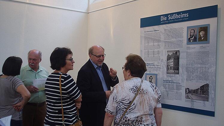 Die Vernissage der Ausstellung "Die S&uuml;&szlig;heims" war gut besucht. Foto: Heike Sch&uuml;lein