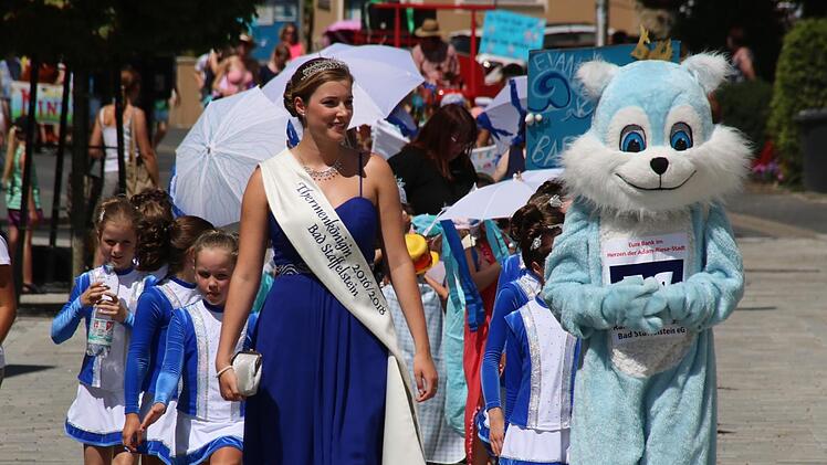 Thermenkönigin Katharina I. und Maskottchen Staffi führten den bunten Kinderfestzug an.Matthias Einwag