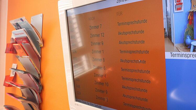 Kinderarzt Christian Rein hatte die Idee, ein Ticketsystem für Patienten  einzuführen, das durch Monitore einsehbar ist.Jutta Rudel