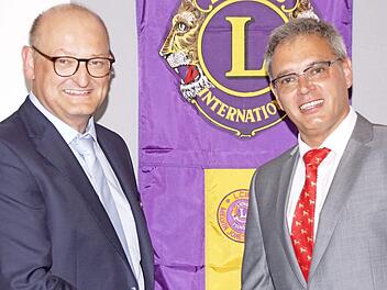 Beim Lions-Club übergab Franz Beck aus Haßfurt (rechts) die Präsidentschaft an Wolfgang Rottmann aus Schönbach.  Foto: sw