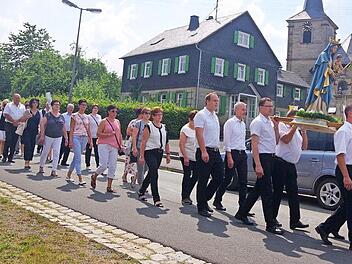 Bei der Marienprozession wird die Skapuliermadonna, deren 25-jähriges Jubiläum heuer gefeiert wird, durch den Ort getragen. Foto: Schülein/Archiv