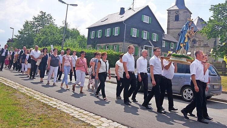 Bei der Marienprozession wird die Skapuliermadonna, deren 25-jähriges Jubiläum heuer gefeiert wird, durch den Ort getragen. Foto: Schülein/Archiv