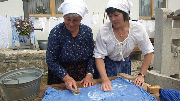 Waschfrauen Agnes Herbst (links) und Ingrid Wüscher.