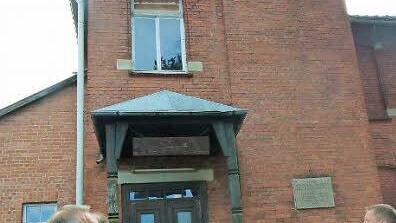 Der Bau- und Umweltsenat beim Ortstermin an der früheren Mittelberger Schule, die derzeit von den Pfadfindern genutzt wird, aber stark sanierungsbedürftig ist Foto: Lothar Weidner