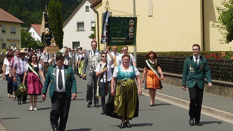 Vorsitzende Burgl Förster, Ehrenvorsitzender Dr. Armin Schülner und Schützenmeister Michael Morand führten den Festzug an.