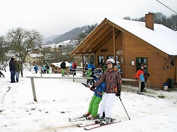 Kaum war der Lift in Neuschleichach an Silvester in Betrieb, herrschte auch schon reger Andrang. Fotos: Sabine Weinbeer