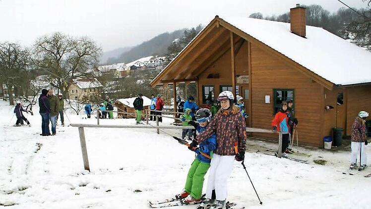Kaum war der Lift in Neuschleichach an Silvester in Betrieb, herrschte auch schon reger Andrang. Fotos: Sabine Weinbeer