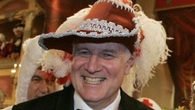 Die verrückteste Verkleidung von Horst Seehofer: 2009 mit rotem Faschingshut und weißer Feder.  Foto: Daniel Karmann, dpa