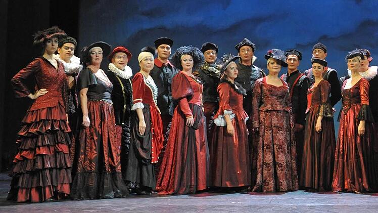 Der Chor des Landestheaters (hier in einer Szene aus "King Arthur") gestaltet am Samstag ein Konzert. Auf dem Programm steht Chormusik der Romantik. Foto: Andrea Kremper