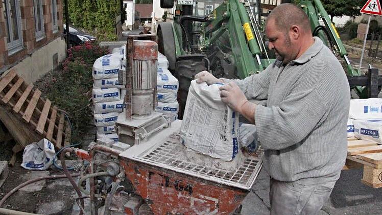 Udo Schwappach engagiert sich nicht nur beim Gemeindehausneubau an der Putzmaschine, sondern ist in der Gemeinde Untermerzbach auch für die Jugendfeuerwehr verantwortlich.  Foto: Helmut Will