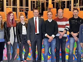 Die ausgezeichneten Einzelsportler der Gemeinde Strullendorf und Vertreter der Mannschaften eingerahmt durch den Ersten B&uuml;rgermeister, Wolfgang Desel (ganz rechts), und seinen Stellvertreter Ludwig Werner (2. von links). In der Mitte Rolf Beyer, Gesch&auml;ftsf&uuml;hrer der Brose Baskets Foto: Andrea Sp&ouml;rlein