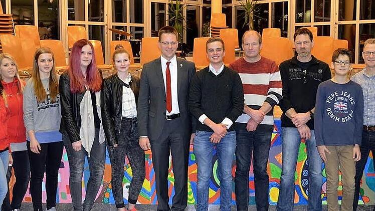 Die ausgezeichneten Einzelsportler der Gemeinde Strullendorf und Vertreter der Mannschaften eingerahmt durch den Ersten B&uuml;rgermeister, Wolfgang Desel (ganz rechts), und seinen Stellvertreter Ludwig Werner (2. von links). In der Mitte Rolf Beyer, Gesch&auml;ftsf&uuml;hrer der Brose Baskets Foto: Andrea Sp&ouml;rlein