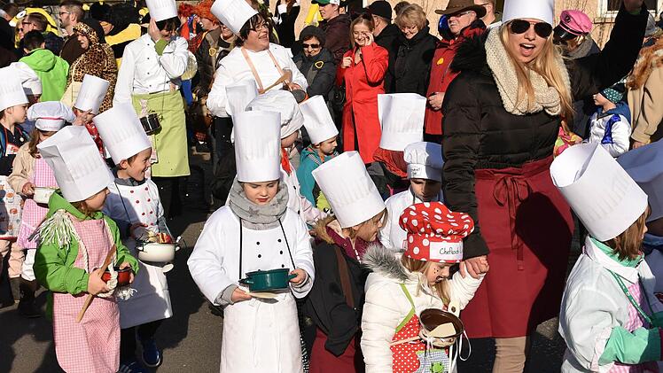 Als "Thereser Kochprofis" marschierten die Kindergartenkinder im Zug mit und trommelten fest auf ihre kleinen Kochtöpfe. Foto: Ulrike Langer