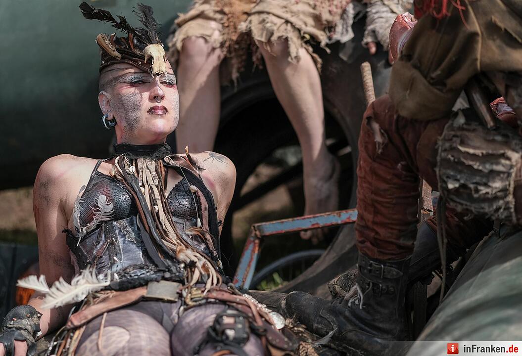 Ein Metal-Fan sonnt sich am 04.08.2016 in Wacken (Schleswig-Holstein) auf dem Gelände des Wacken Open Air in den ersten Sonnstrahlen des Tages.