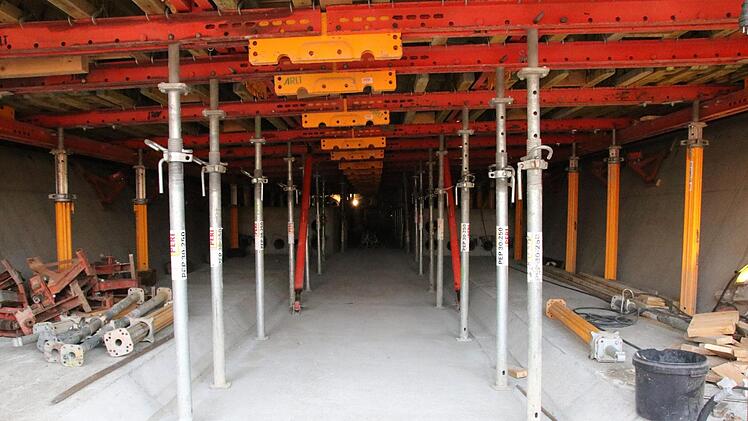 Jede Woche werden 25 Meter Autobahn-Brücke betoniert und übers Tal neben dem Klöffelsberg geschoben. Foto: Ralf Ruppert