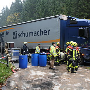 Schwarzenbach: Lkw reißt sich Dieseltank auf