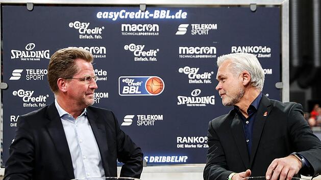 "Losfee" Armn Andres (r.) bei der Pokalauslosung mit dem Gesch&auml;ftsf&uuml;hrer der Basketball-Bundesliga, Stefan Holz. Foto: Daniel L&ouml;b