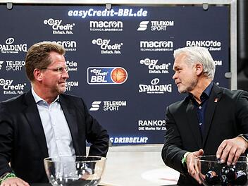 "Losfee" Armn Andres (r.) bei der Pokalauslosung mit dem Geschäftsführer der Basketball-Bundesliga, Stefan Holz. Foto: Daniel Löb
